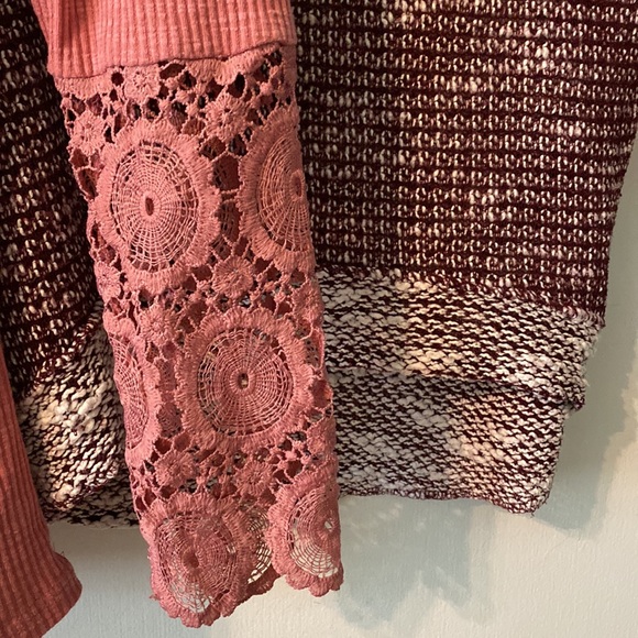 Bundle of 2 tops Sz S. Henley top with lace cuffs. Kut from the Kloth 3/4 sleeve - Picture 3 of 7